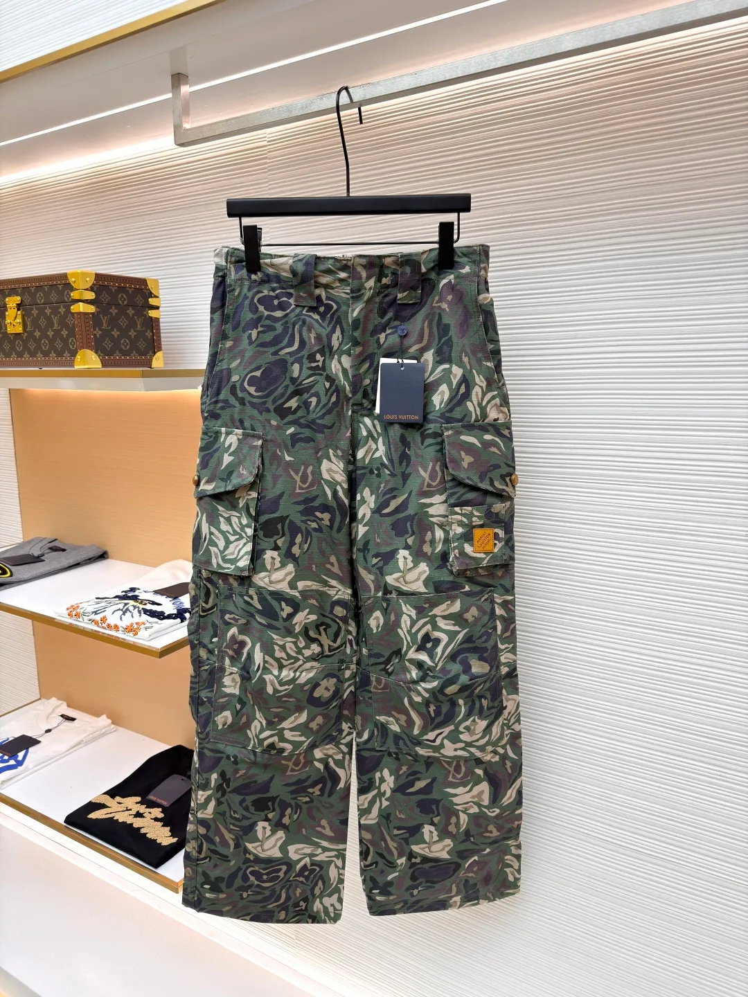 LOUIS VUITTON patch pocket overalls ●Original version: purchased and developed for 15700 ●Item number: 1681396-B70 ●Fabric: combed cotton fabric ●Technology: stone-ground light fermentation ●Color: camouflage ●Version: fitted version ●Weight: about 825 grams ●Size: 46-48-50-52 ●Description: Customized dark olive green double-sided yarn-dyed combed cotton, as warm as cotton, comfortable and close to the skin Jungle twilight, camouflage poetry, makes green transcend the boundaries of seasons and styles. It touches people's hearts with the depth of color. The patch embellishes the left pocket and becomes a low-key medal. LV's iconic Monogram disappears into the camouflage canvas, hiding the brand gene into the wild totem. Function first, aesthetics follows. Use the three-dimensional pockets on both sides as the skeleton to reshape the advanced form of pragmatism. A sense of luxury exuded from the inside out. A stunning work in the fashion feast, direct glaze spraying through high-precision digital nozzles and intelligent color management systems. Directly print the pattern on the surface of the fabric in a point-to-point manner. Turn the pattern into a flowing glaze and touch the texture of the fabric. Let the pattern have a visual impact and ergonomic three-dimensional cutting. Return to the traditional craftsmanship through segmentation, folding, shrinking, and stretching techniques. The so-called slow work produces fine work, which is the respect for the material. The pursuit of feel. The workmanship is complex and tedious. Slow aging. High loss, stone grinding light fermentation ➕ pulling, bleaching and softening. Through the mutual friction between pumice and clothing. Produce wear and fading effects on the surface of denim by combining pulling and bleaching to produce a certain texture and stretch effect on the clothing while bleaching. The overall wiring is straight and delicate, the fabric is comfortable and soft, and the color is consistent without color difference. It can be matched with the same style to create a fashionable look and control various occasions. Customized accessories, complete with three standards, same style for men and women!